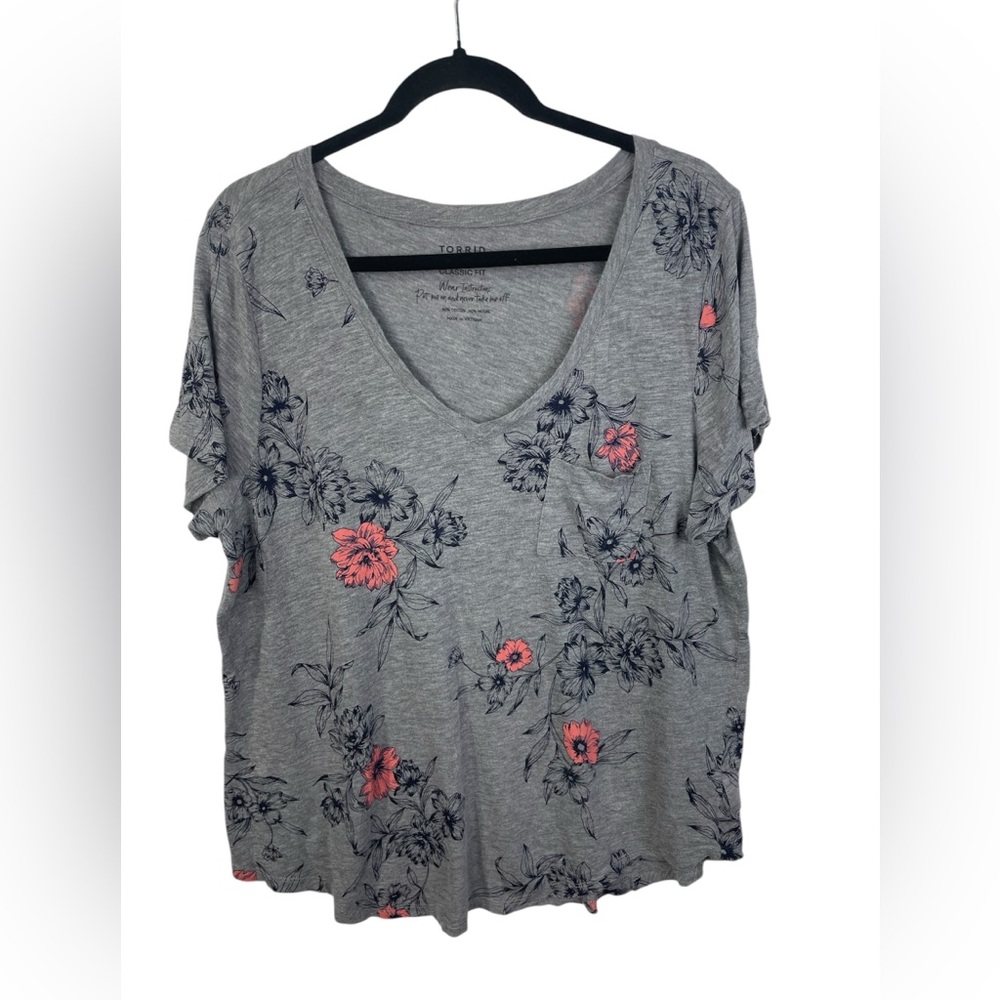 Torrid Relaxed Heritage Slub V-Neck Gray Floral Pocket Tee Shirt Size 2 Women’s